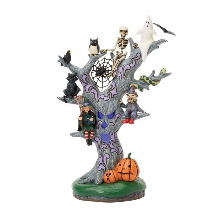Een kerstboom met Halloween-thema, versierd met skeletten, spoken, katten en pompoenen.