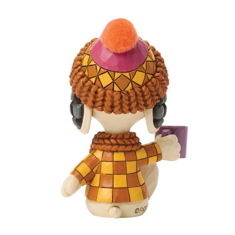 Snoopy-figuurtje, achterkant. Draagt een pet en een trui en houdt een mok vast. Kleuren: geel, oranje en paars.