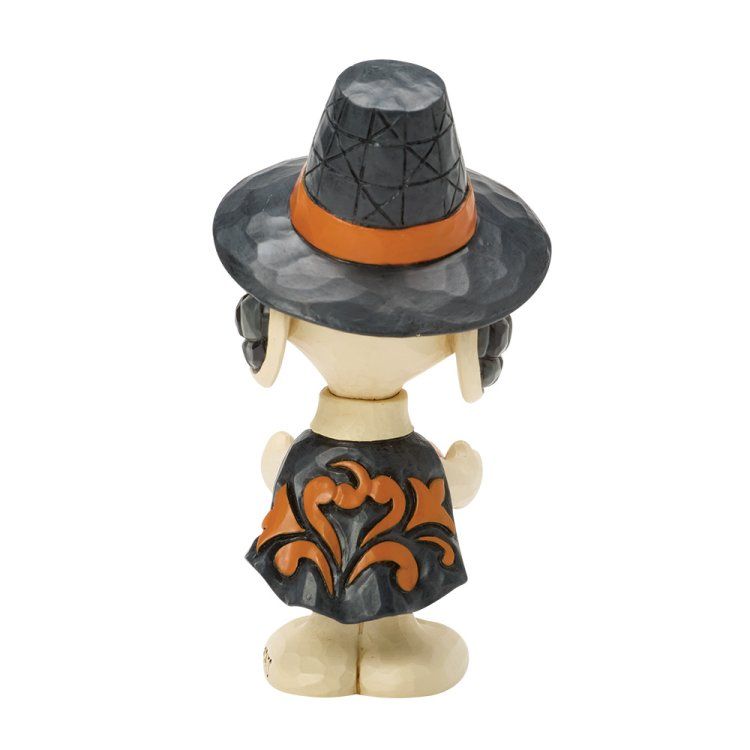 Een beeldje van Snoopy in een heksenpak, met een zwarte hoed met een oranje band en een zwart-oranje jurk.