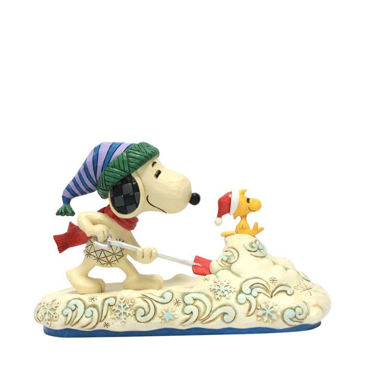 Snoopy schept sneeuw met Woodstock, beiden met hoedjes op. Wintertafereel met sneeuwvlokken en lichtblauwe accenten.
