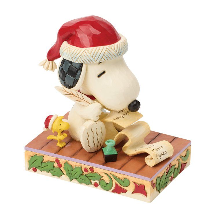 Snoopy met een kerstmuts op schrijft brieven aan Woodstock, zittend op een versierd houten platform.