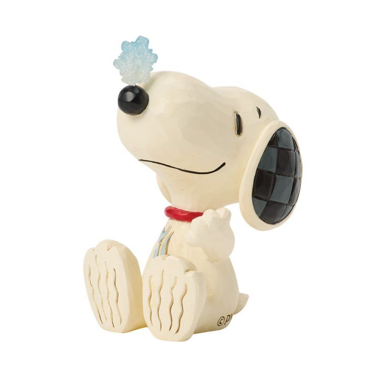 Snoopy-figuurtje, zittend met een vlinder op zijn neus. Crèmewit met geblokt oor, rode kraag en blauwe vlinder.