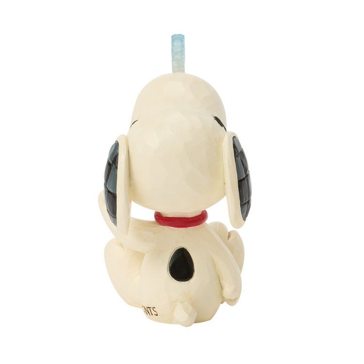 Snoopy-figuurtje, achterkant. Zittend met gesloten ogen, zwarte oren, rode halsband.