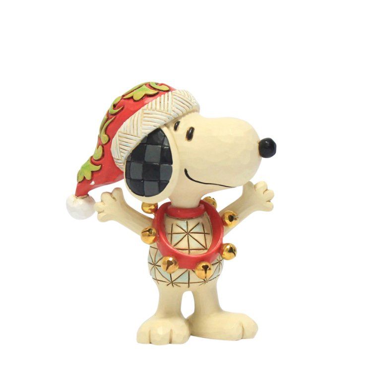 Een Snoopy-beeld met een kerstmuts en een bloemenkrans, met de armen omhoog.