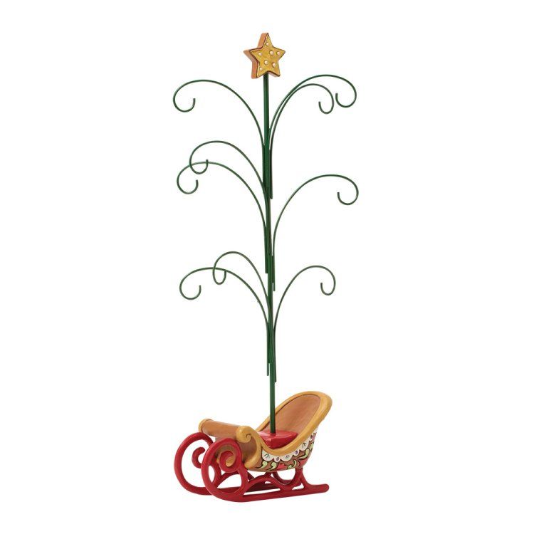 Kerstboom met slee als voetstuk en gouden ster als top.