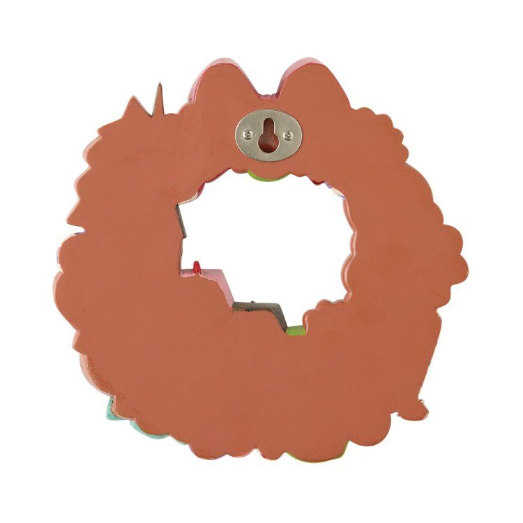 Achterkant van een decoratieve krans met een sleutelgatophanging. Beige met wat groen en roze.