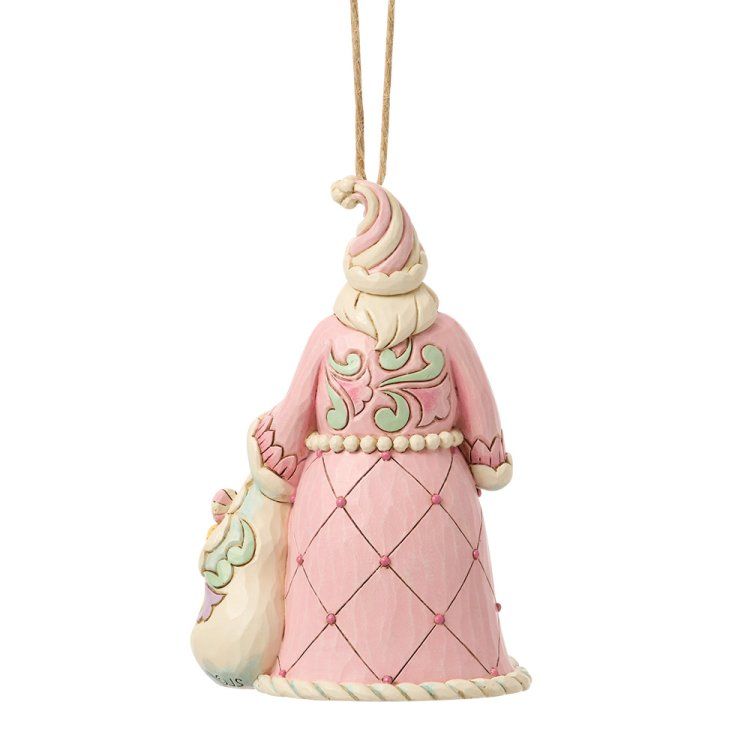 Roze kerstmanornament met een cadeautasje, hangend aan een touwtje.