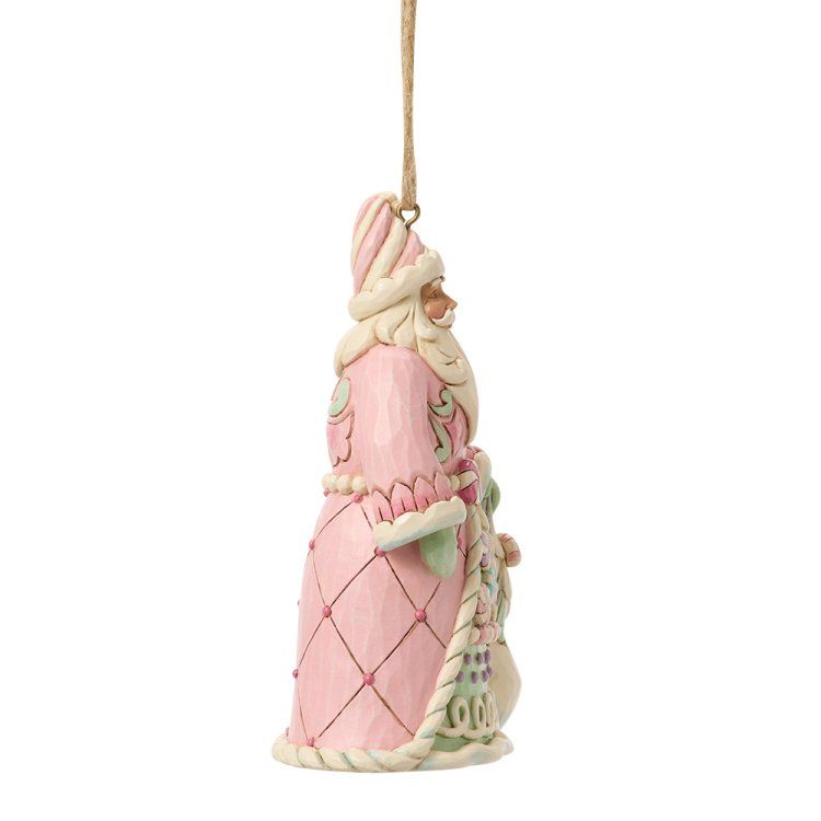 Roze kerstmanornament met een jutetouwtje om op te hangen.