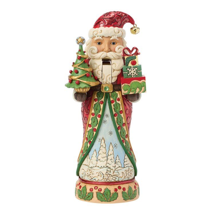 Een kerstmanfiguur met cadeautjes en een kerstboom, gekleed in een rode jas met groene rand, op een besneeuwde achtergrond.