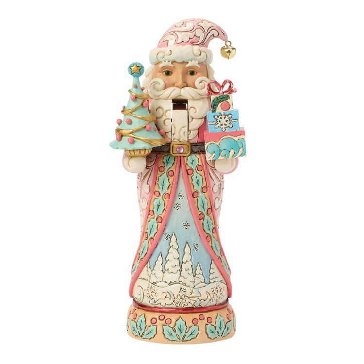 Standbeeld van de Kerstman met een kerstboom en cadeaus; met roze, blauwe en gouden accenten.
