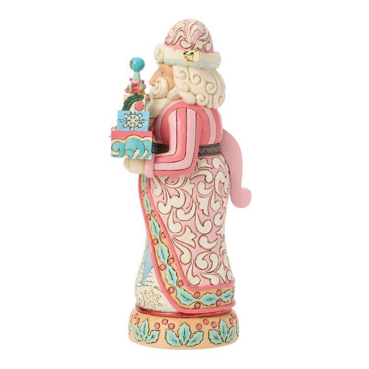 Kerstmanfiguur in roze en crème, met een stapel cadeaus. Decoratieve details.
