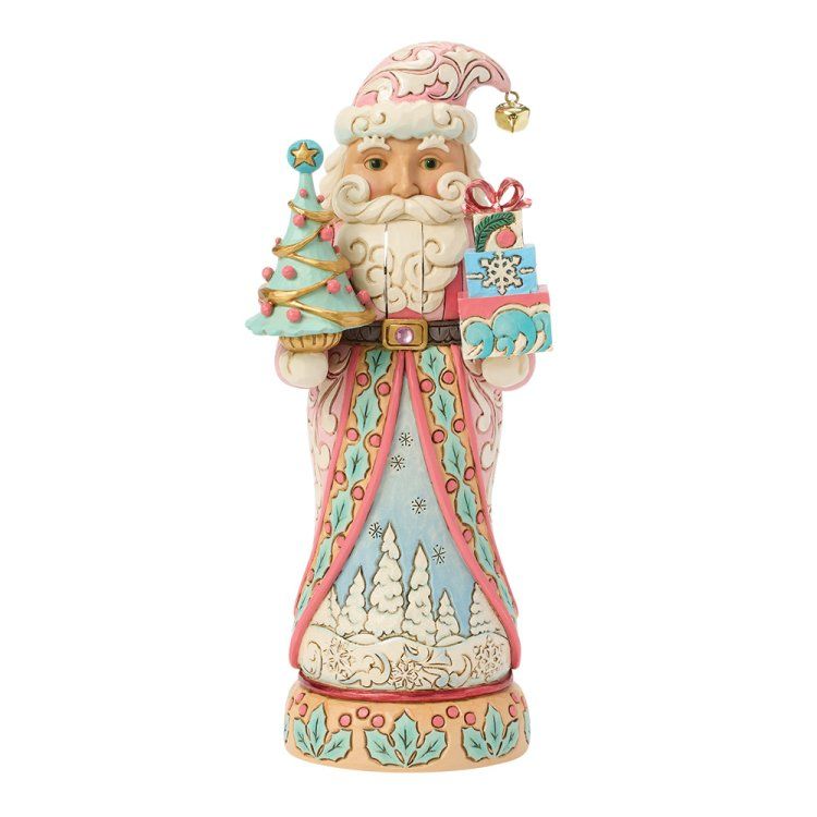 Standbeeld van de Kerstman met een kerstboom en cadeaus; met roze, blauwe en gouden accenten.