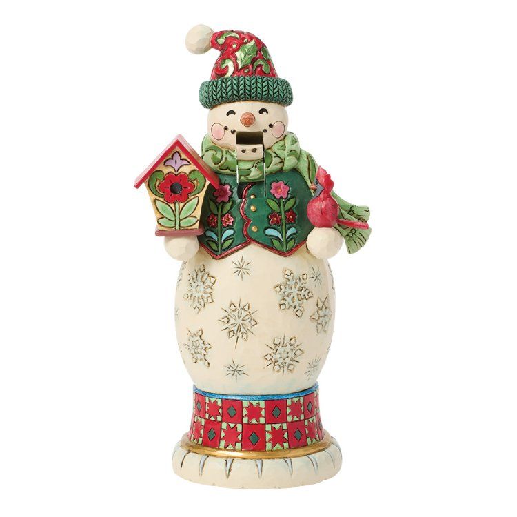 Sneeuwpopfiguurtje met vogelhuisje, groene sjaal, hoed met patroon en vest.