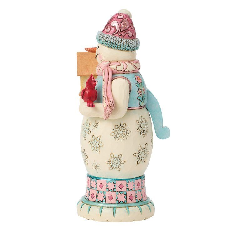 Sneeuwpopfiguurtje met cadeautjes en een kardinaal; met roze en blauwe muts, sjaal en voetstuk.