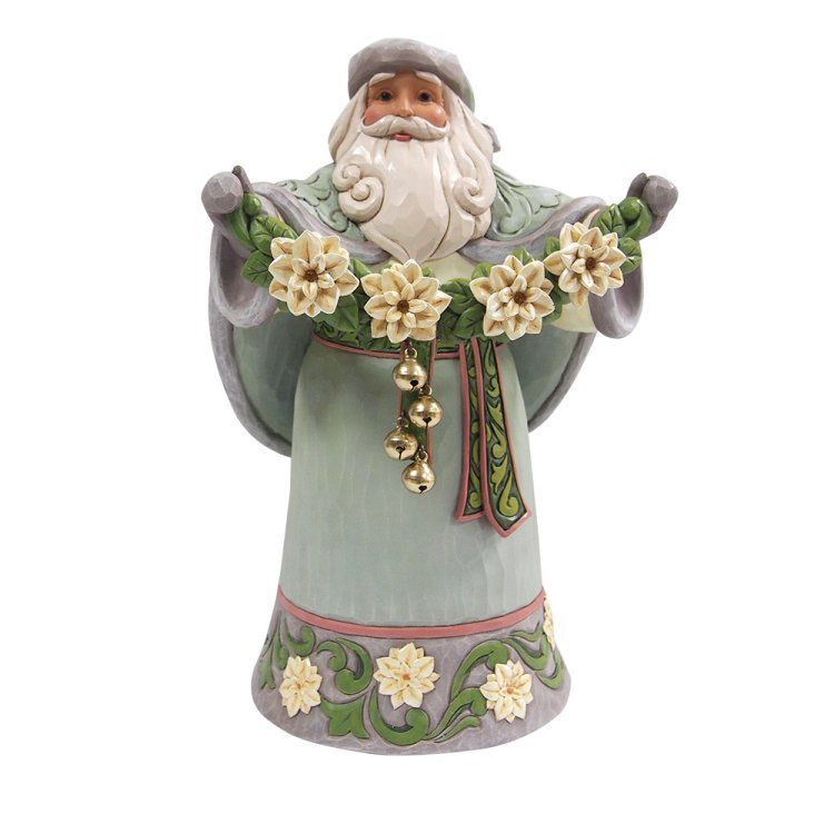 Een kerstmanfiguur met een slinger van crèmekleurige bloemen en gouden belletjes, gekleed in mintgroene gewaden.