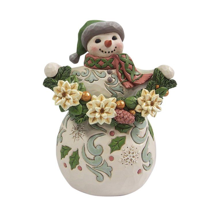 Sneeuwpopfiguurtje met groene hoed, sjaal en kerststerrenkrans.