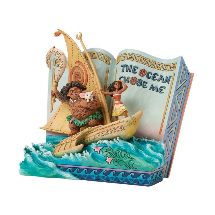 Moana en Maui in een boot op de oceaan; op de achtergrond, in de vorm van een boek, staat de tekst 