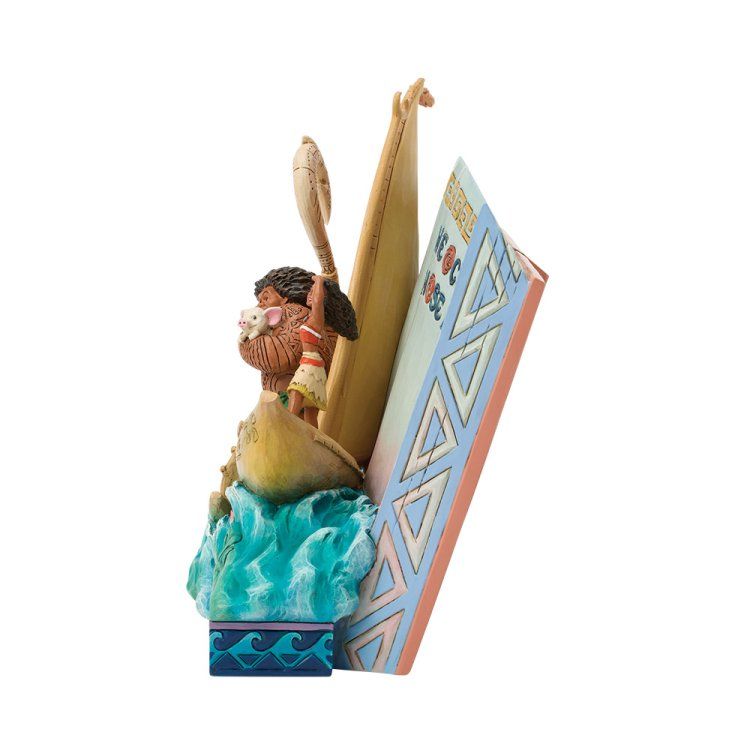 Een Moana-sculptuur in een boot, met peddel, blauwe golven en een decoratief zeil.