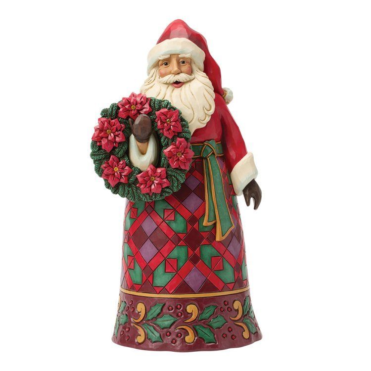 Een kerstmanfiguur met een krans van rode bloemen; hij draagt een rood pak met een rok met patroon.