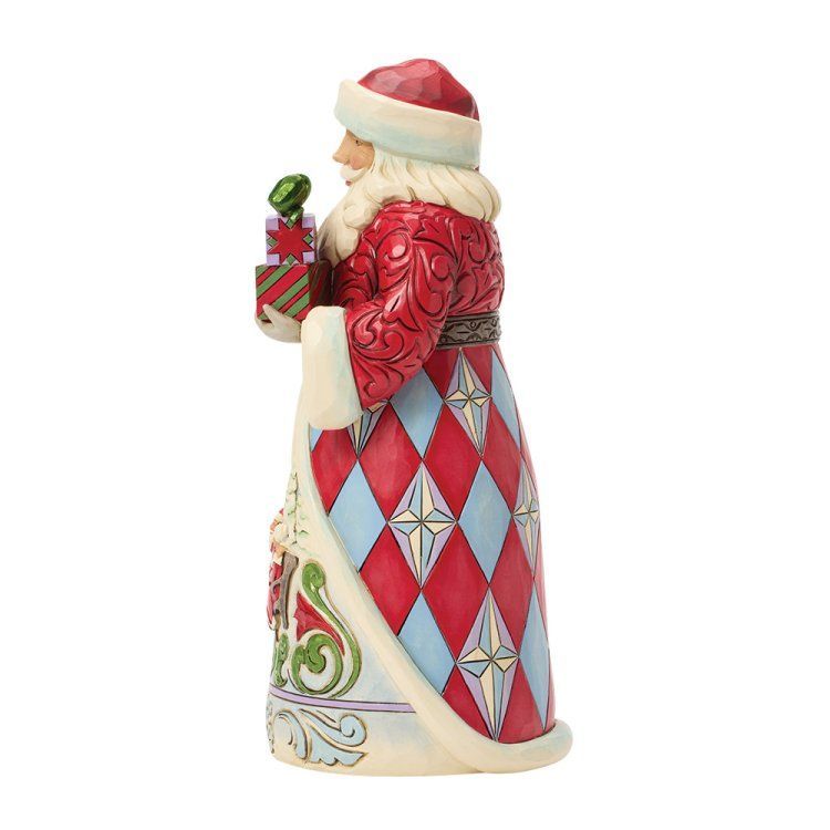 Een kerstmanfiguur met een cadeautje in zijn hand, gekleed in een rood-wit pak met een wintertafereel op zijn schort.