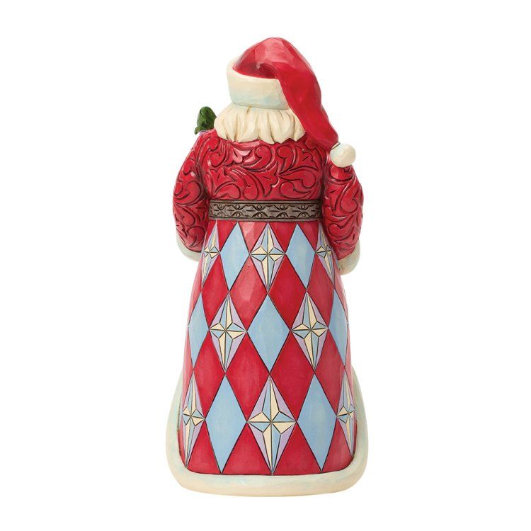 Kerstmanfiguur, achterkant gezien. Rood-blauw gestreepte jas, witte bies, rode muts, met een klein groen boompje in zijn handen.