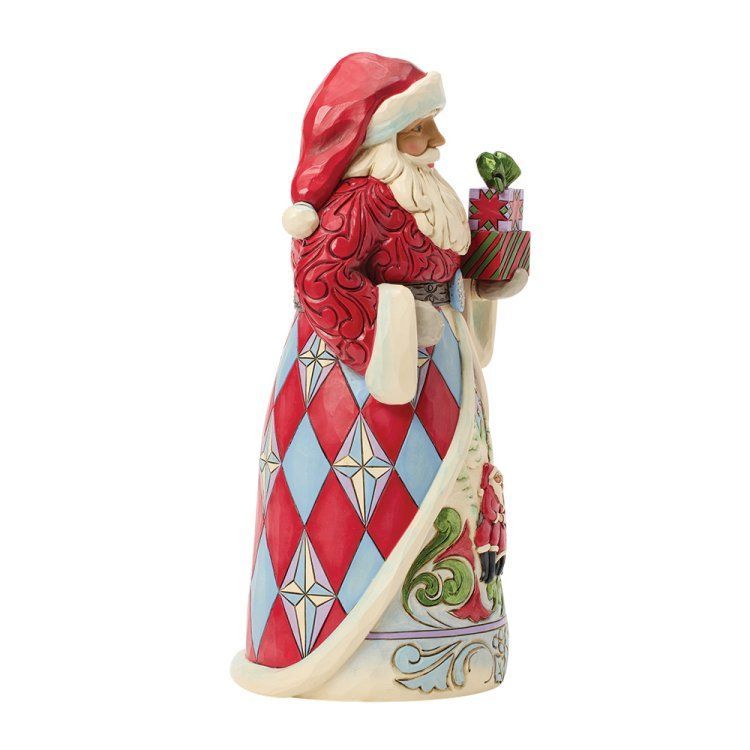 Een kerstmanfiguur met een jas met een rood en blauw ruitpatroon, die cadeautjes vasthoudt.