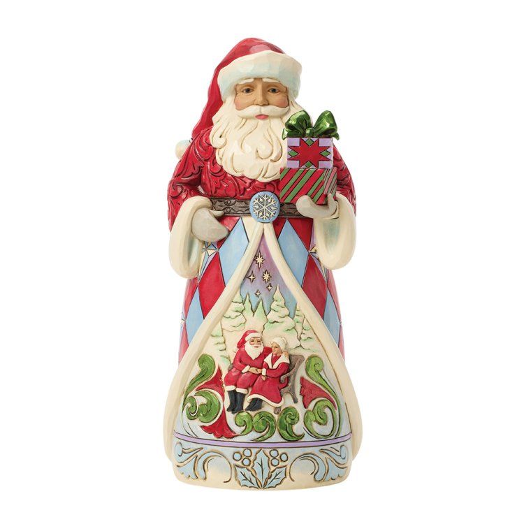 Een kerstmanfiguur met een cadeautje in zijn hand, gekleed in een rood-wit pak met een wintertafereel op zijn schort.