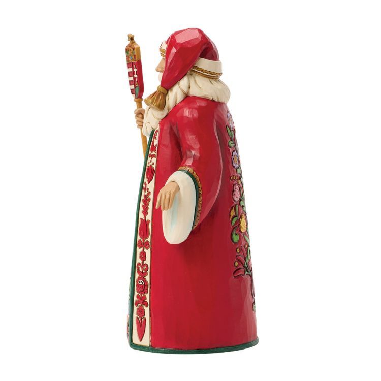 Een kerstmanfiguur in een rode mantel met een afbeelding van het Hongaarse parlement. Hij houdt een staf vast.