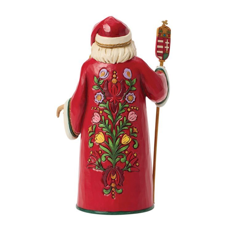 Figuur van een kerstman in een rood gewaad met bloemenborduurwerk en een staf met een Hongaars wapen.