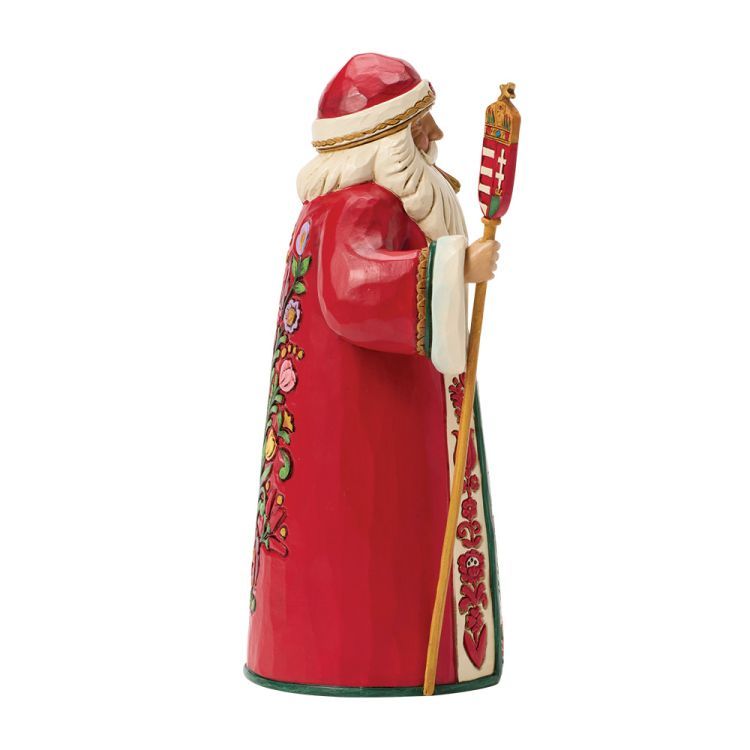 Een kerstmanfiguur in een rode jas, met een staf met wapenkroon.