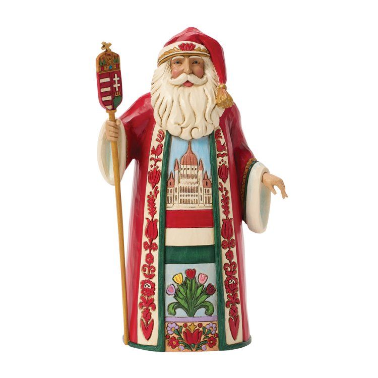 Een kerstmanfiguur in een rode mantel met een afbeelding van het Hongaarse parlement. Hij houdt een staf vast.
