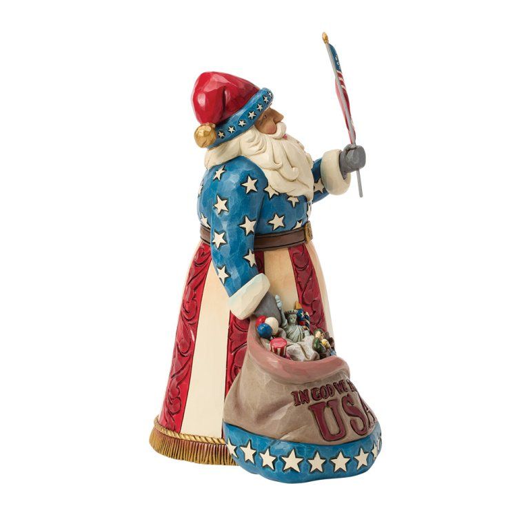 Een kerstmanfiguur in patriottische kleding, met een Amerikaanse vlag en een zak vol cadeaus.
