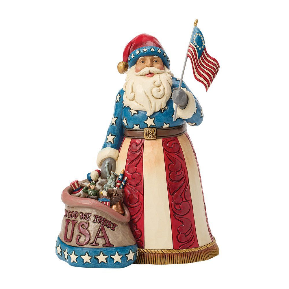 Een beeld van de Kerstman, rood, wit en blauw, met een vlag in zijn hand, en een cadeautas met de tekst 
