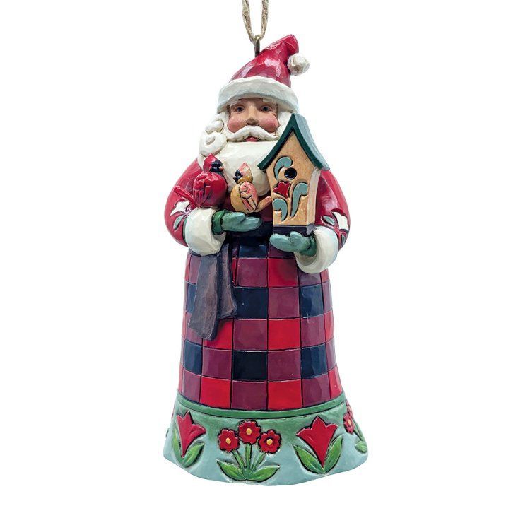 Kerstornament van een kerstman met een vogelhuisje en een kardinaal, gekleed in een rood geruit jasje, met een groene bloemenbasis.