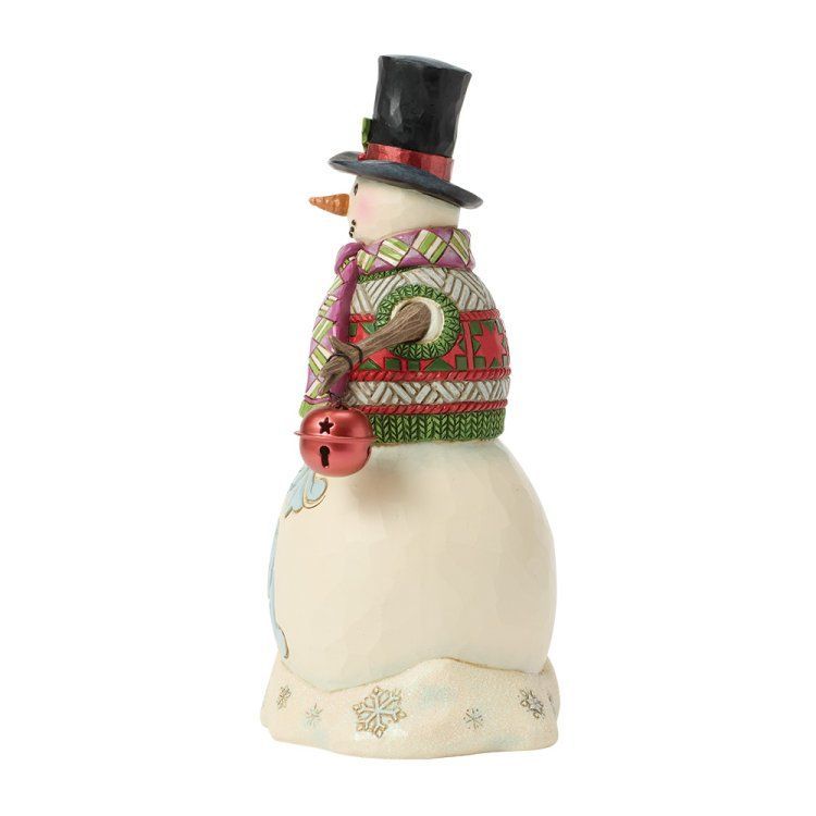 Sneeuwpopfiguurtje met hoge hoed, trui, sjaal en bel.