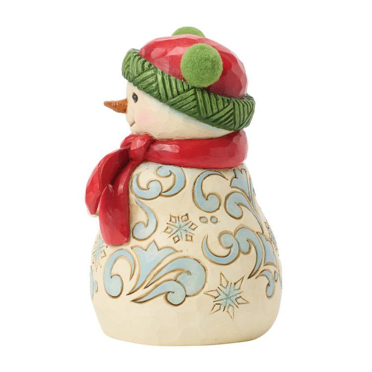 Sneeuwpopfiguurtje met rode muts, sjaal en blauwe bloemdetails.
