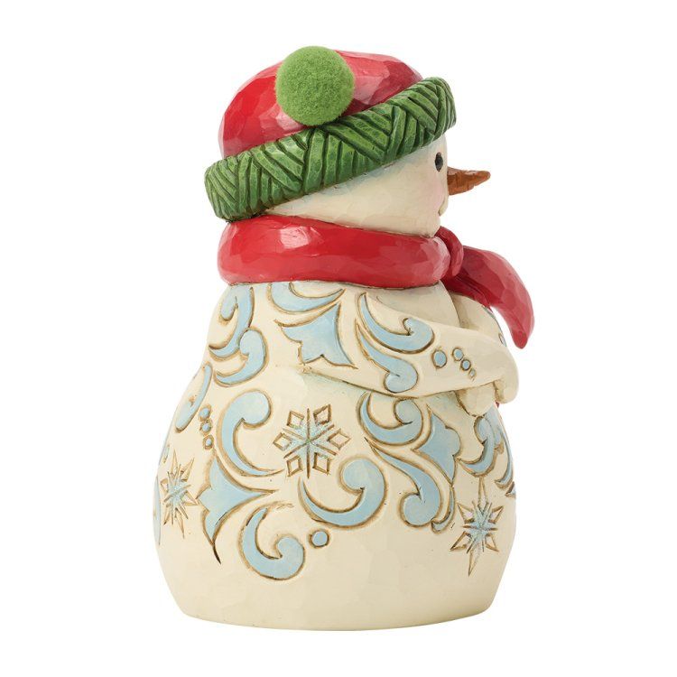 Sneeuwpopfiguurtje met rode muts en sjaal, en een blauw patroon op zijn lichaam.