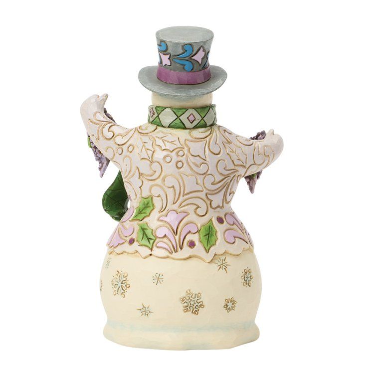Achteraanzicht van een sneeuwpopfiguur met hoge hoed en jas. Beige met decoratieve bloemmotieven en een groene sjaal.