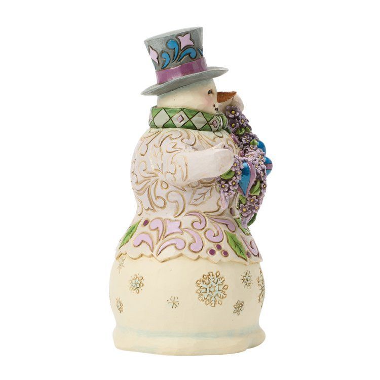 Sneeuwpopfiguur met hoge hoed en krans in de hand. Wit, lichtgroen en paarse details.