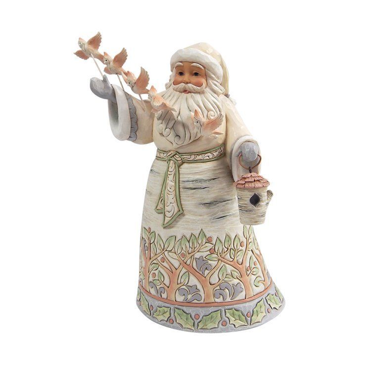 Een kerstmanfiguur met vogels op een tak en een vogelhuisje. Hij draagt ​​crèmekleurige gewaden met een berkenbastmotief.
