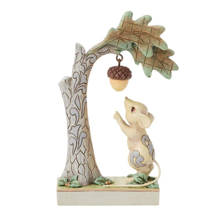 Muis die naar een eikel reikt die aan een eikenboom hangt, keramisch beeldje.