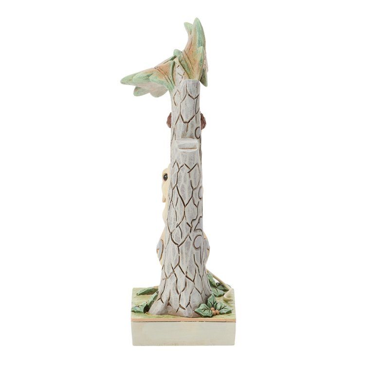 Een hoge, gebeeldhouwde boom met een uil en een klein diertje; een decoratief object met een natuurthema.
