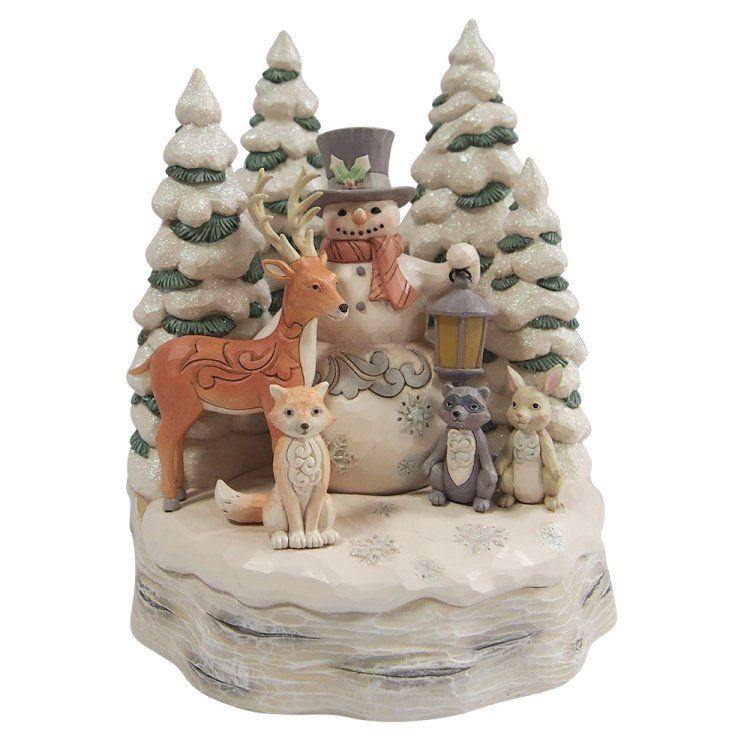 Een kersttafereel in de sneeuw met een sneeuwpop, hert, vos, kat, konijn en met sneeuw bedekte bomen.