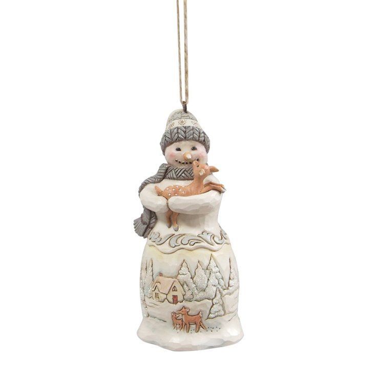 Een sneeuwpop als ornament, die een reekalfje vasthoudt met een wintertafereel op zijn lijf.