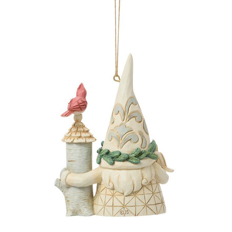 Een kabouterornament met een vogeltje, lichte kleuren en een takje groen om zijn nek.