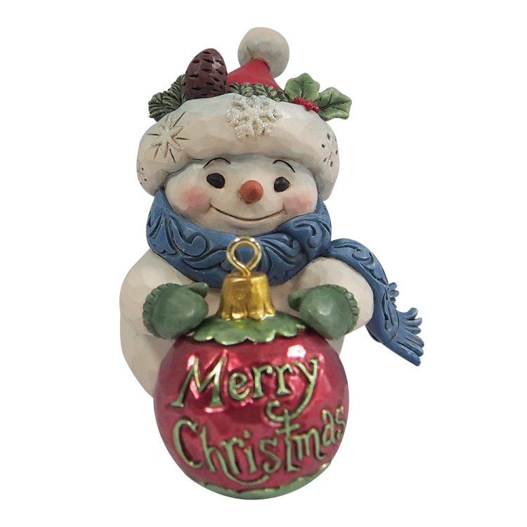 Een sneeuwpopfiguurtje dat een rood kerstornament vasthoudt met de tekst