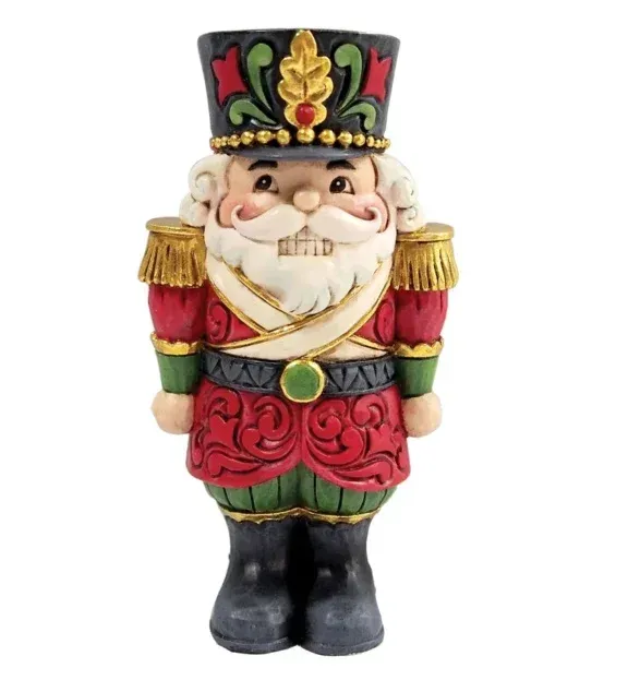 Decoratief notenkrakerfiguurtje met een rood-groene jas, zwarte hoed en witte baard.