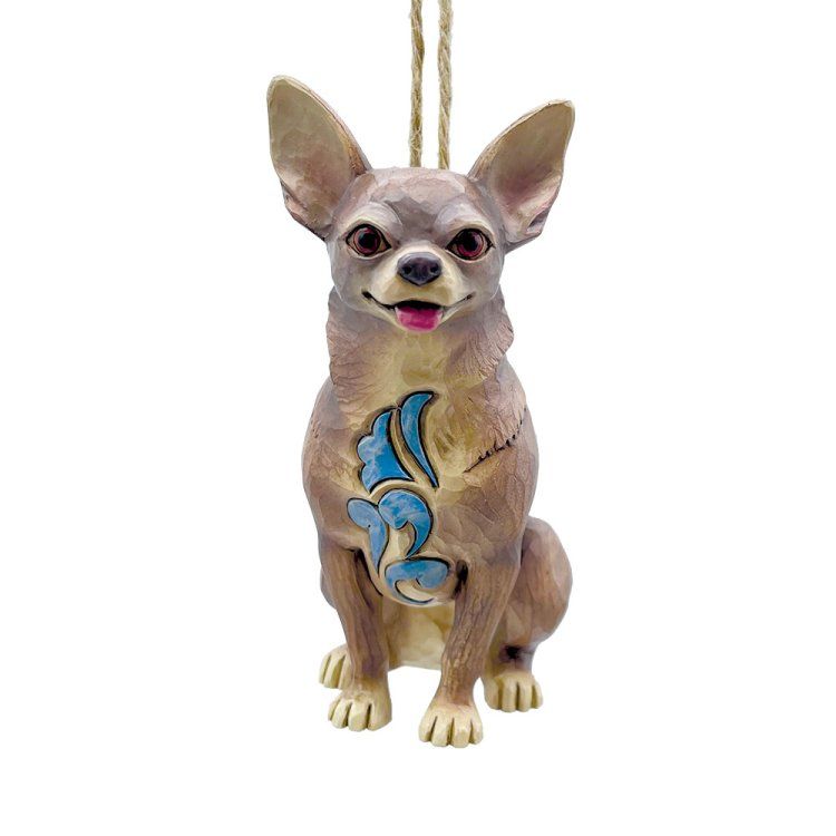 Ornament van een Chihuahua met een blauw patroon op de borst, een bruin lijfje en een koordje om op te hangen.
