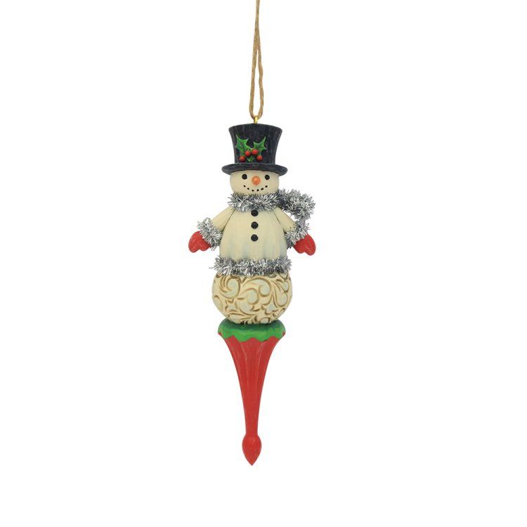 Kerstornament in de vorm van een sneeuwpop met zwarte hoge hoed, zilveren sjaal en rode voet.