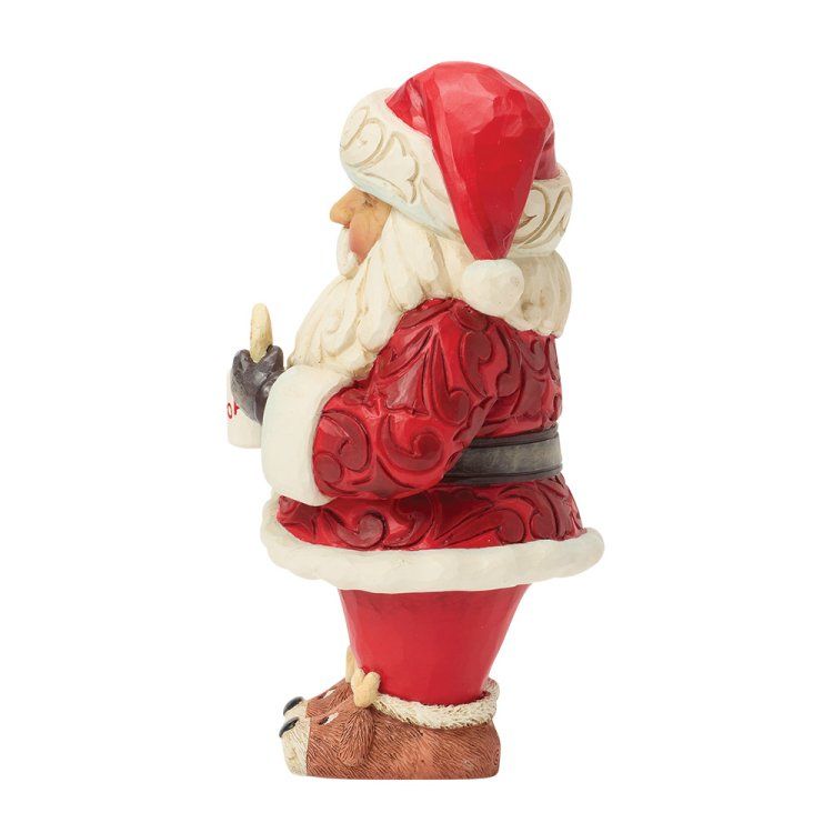 Figuurtje van de Kerstman, rood pak, rendierslippers, met een mok 